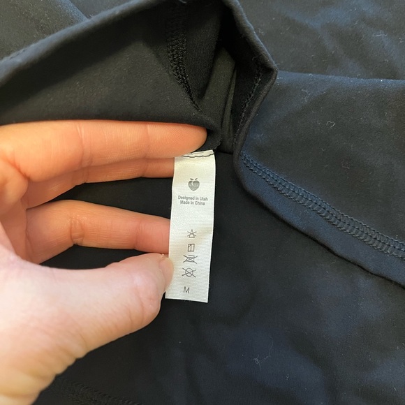 Black high neck workout tank size Medium brand Flex Living - Picture 3 of 3